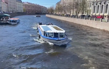 Кораблик по Неве с живой музыкой: тур в Питер из Минска