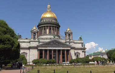 Колоннада Исаакия вечером: тур выходного дня Минск–Петербург